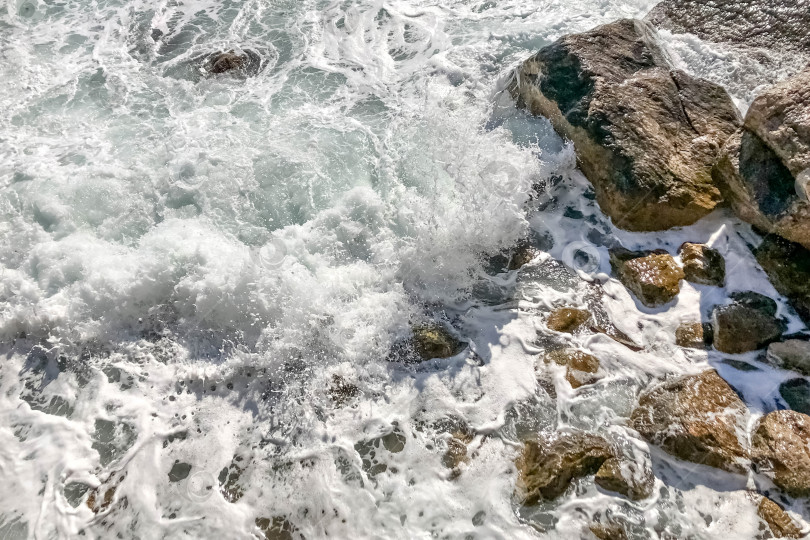 Скачать Морское побережье с волнами. Естественный фон. Шторм фотосток Ozero