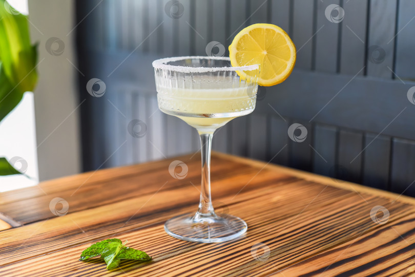 Скачать Алкогольный коктейль Whisky sour на деревянном столе на фоне темной стены с пространством для копирования фотосток Ozero