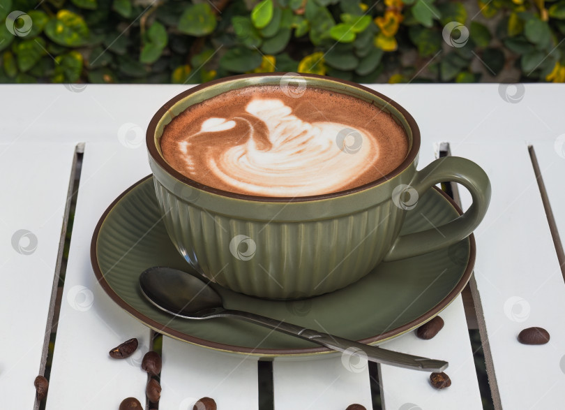 Скачать Чашка какао с ложкой и сахаром на белом деревянном столе, вид сбоку фотосток Ozero