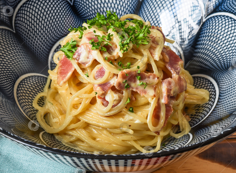 Скачать Паста карбонара с беконом и сыром крупным планом, вид сбоку фотосток Ozero