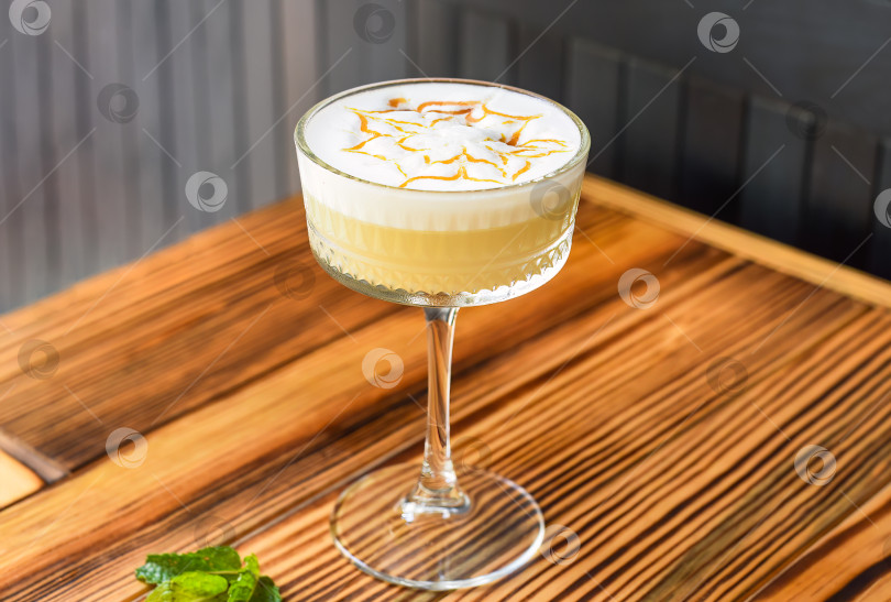 Скачать Алкогольный коктейль Whisky sour на деревянном столе на фоне темной стены с пространством для копирования фотосток Ozero