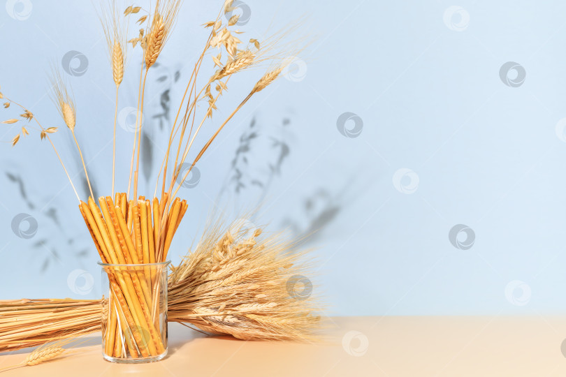 Скачать запеченные палочки в стеклянной банке с пшеничными колосками и букетом из ржаных и пшеничных колосьев фотосток Ozero