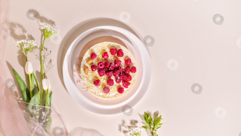 Скачать Малиново-миндальный торт с весенним букетом тюльпанов на розовом фоне фотосток Ozero