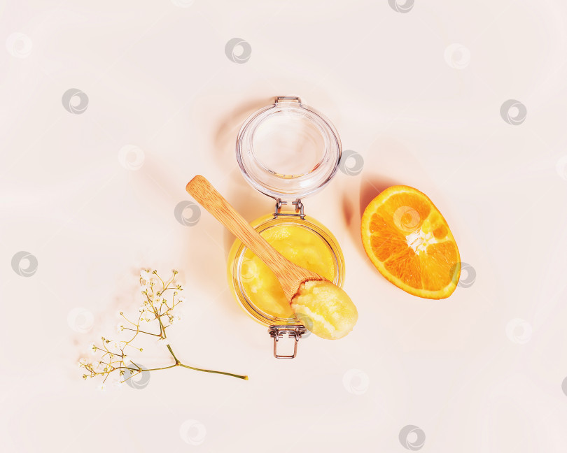 Скачать Косметическая композиция с цитрусовым скрабом в стеклянной банке с деревянной ложкой и апельсиновым соком фотосток Ozero