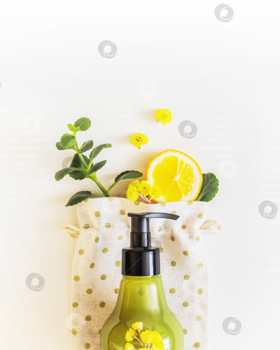 Скачать Флакон косметики для ванны с лимоном, цветами и зеленой веточкой на белом фоне. фотосток Ozero