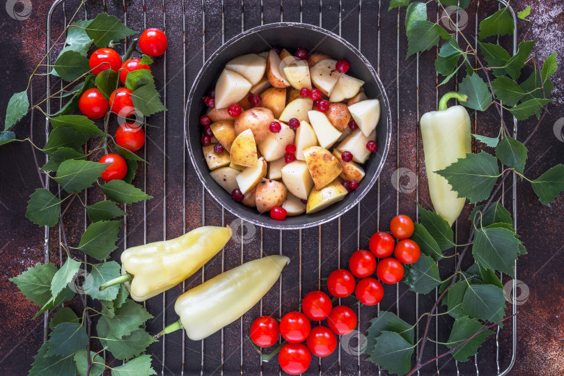 Скачать Ферма, картофель нового урожая, ягоды и сезонные фермерские овощи на гриле фотосток Ozero