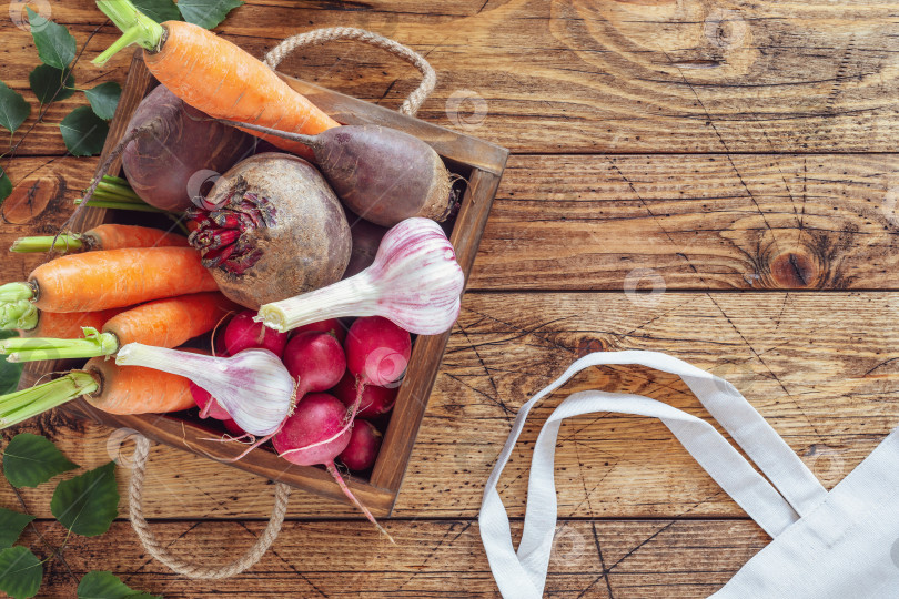 Скачать Деревянная коробка, полная свежих органических овощей с местного рынка, на деревянном столе фотосток Ozero