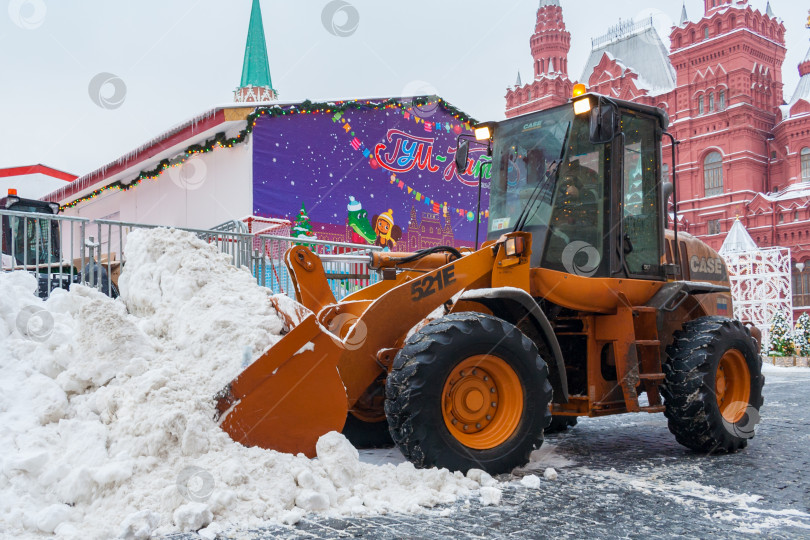 Скачать Москва, Россия, декабрь 2018 года. Спецтехника коммунальных служб убирает снег с Красной площади (редакционная статья) фотосток Ozero