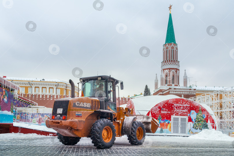 Скачать Москва, Россия, декабрь 2018 года. Спецтехника коммунальных служб убирает снег с Красной площади (редакционная статья) фотосток Ozero