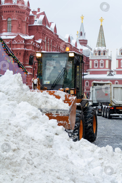 Скачать Москва, Россия, декабрь 2018 года. Спецтехника коммунальных служб убирает снег с Красной площади (редакционная статья) фотосток Ozero