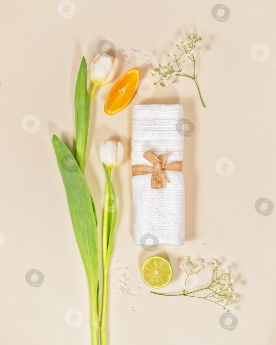 Скачать Расслабляющая, спа-композиция с белым полотенцем, тюльпанами и цитрусовыми фруктами на светлом фоне фотосток Ozero