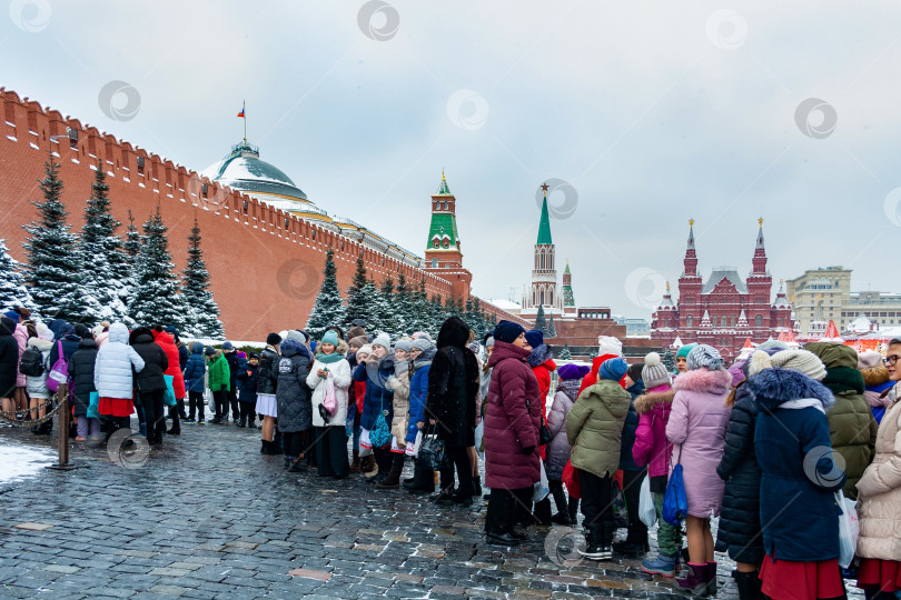 Скачать Москва, Россия, декабрь 2018 года. Очередь туристов на Красной площади перед Кремлем (редакционная статья) фотосток Ozero