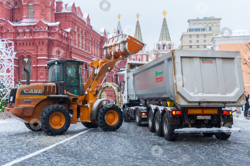 Скачать Москва, Россия, декабрь 2018 года. Спецтехника коммунальных служб убирает снег с Красной площади (редакционная статья) фотосток Ozero