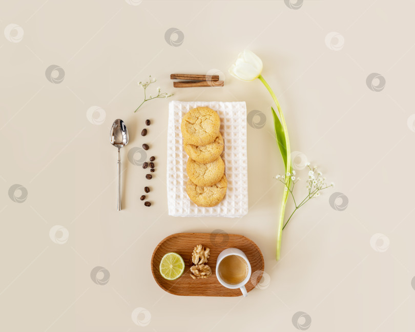 Скачать Кулинарная композиция с домашним цитрусовым печеньем, чашечкой эспрессо, кофейными зернами и тюльпаном фотосток Ozero
