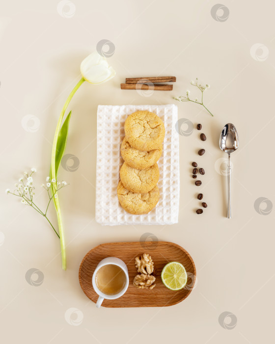 Скачать Экологически чистая кулинарная композиция с домашним цитрусовым печеньем, чашечкой эспрессо и тюльпаном фотосток Ozero
