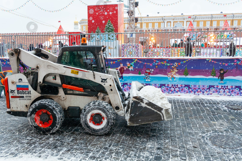 Скачать Москва, Россия, декабрь 2018 года. Спецтехника коммунальных служб убирает снег с улиц (редакционная статья) фотосток Ozero