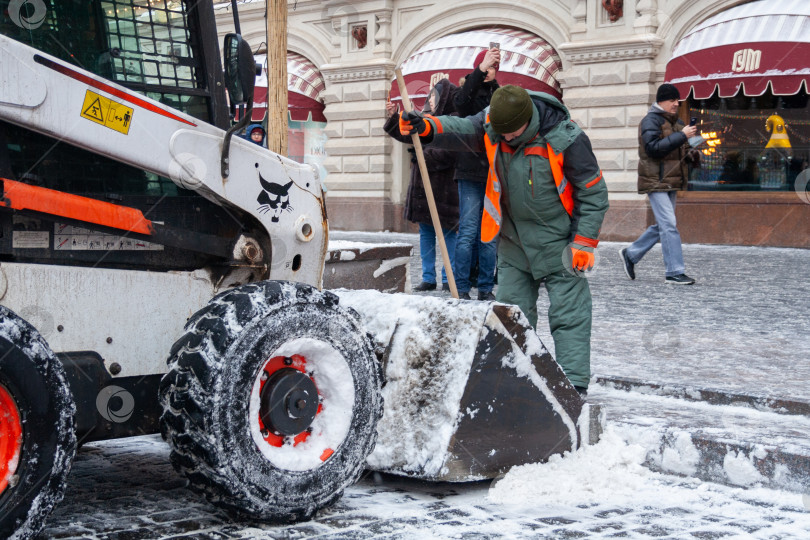 Скачать Москва, Россия, декабрь 2018 года. Спецтехника коммунальных служб убирает снег с улиц (редакционная статья) фотосток Ozero