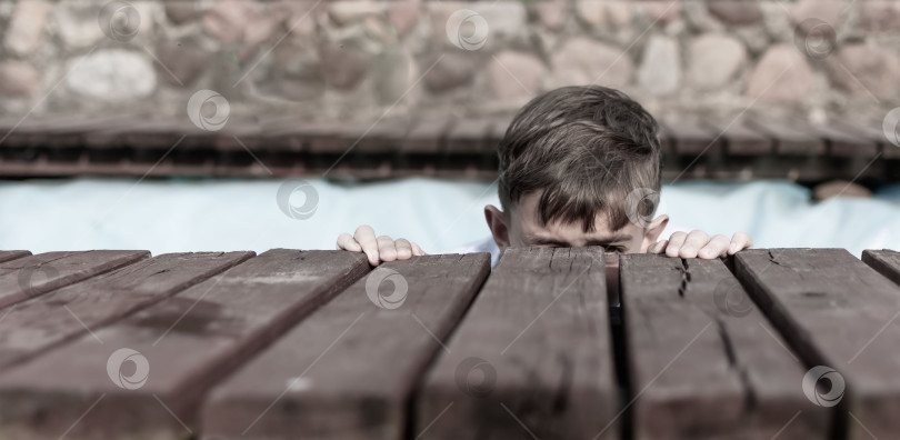 Скачать Маленький мальчик отдыхает на частном участке фотосток Ozero