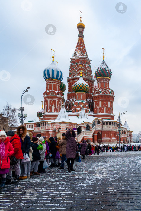 Скачать Москва, Россия, декабрь 2018 года. Очередь туристов перед собором Василия Блаженного на Красной площади (редакционная статья) фотосток Ozero