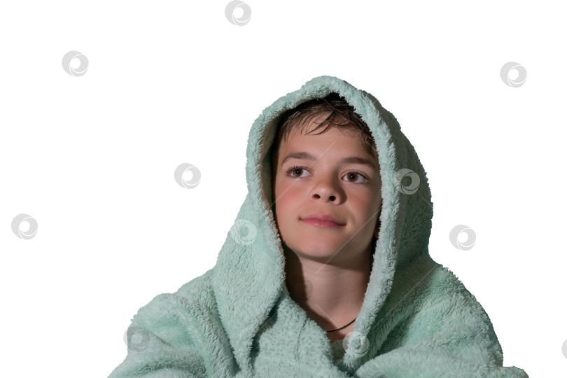 Скачать Маленький мальчик отдыхает после купания в ванне фотосток Ozero