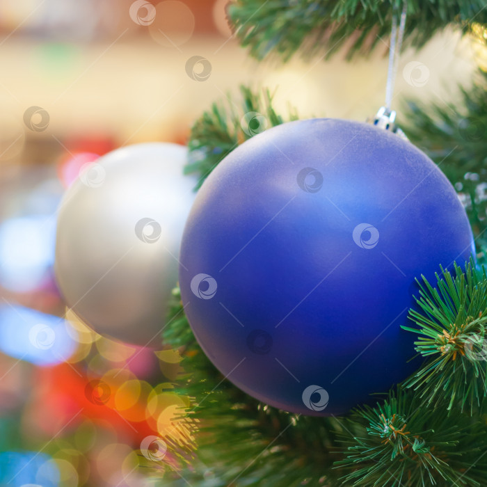 Скачать Крупный план рождественской елки с голубыми и белыми декоративными шарами фотосток Ozero
