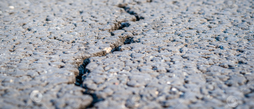 Скачать ужасная трещина в дорожном покрытии, размытый фон крупным планом фотосток Ozero