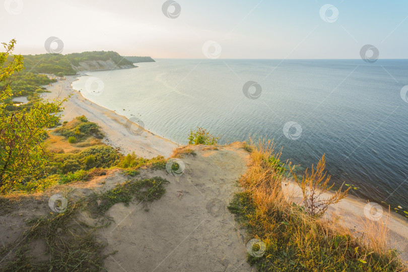 Скачать утес над морем в ясный солнечный день фотосток Ozero