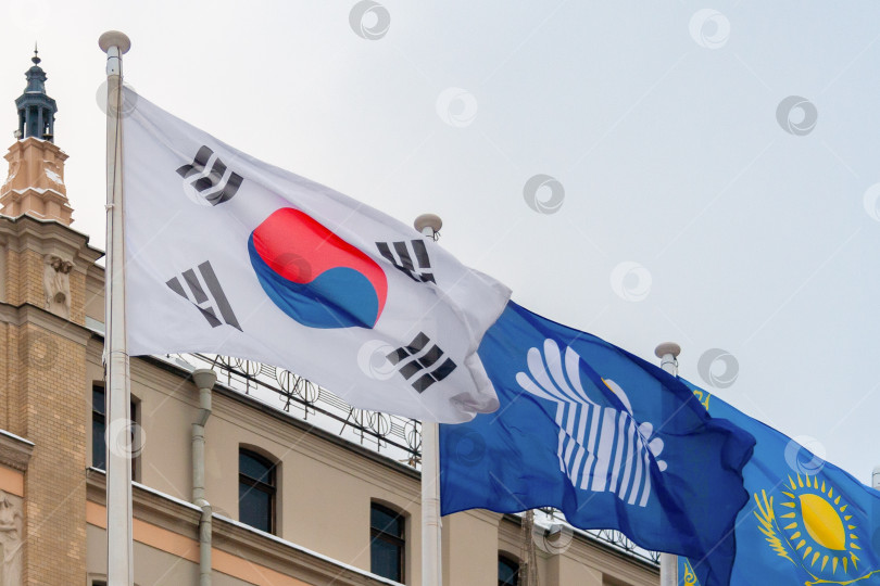 Скачать Вид на флаги Южной Кореи, Содружества Независимых Государств и Казахстана фотосток Ozero