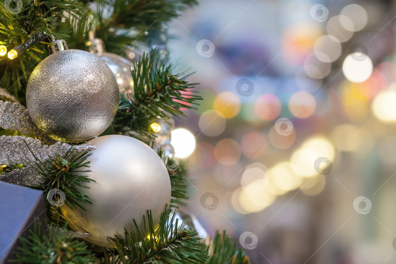 Скачать Крупный план рождественской елки, украшенной белыми шарами, с пробелом для копирования фотосток Ozero