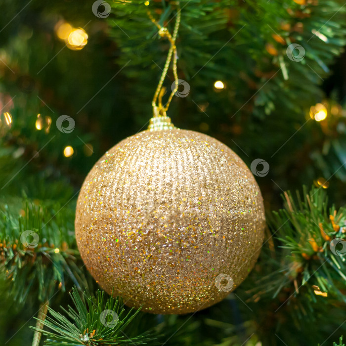 Скачать Елочные украшения с золотыми шарами (крупным планом) фотосток Ozero