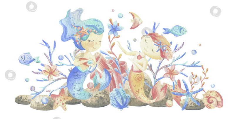 Скачать Маленькие мальчик и девочка-русалочки с морскими кораллами, водорослями, ракушками, морскими звездами, рыбками, пузырьками. Акварельная иллюстрация, выполненная от руки в коралловых, бирюзовых и голубых тонах. Композиция, выделяющаяся на фоне. фотосток Ozero