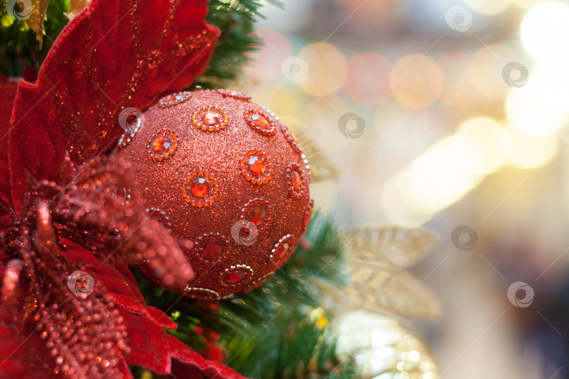 Скачать Крупный план красного шара, украшенного рубинами, на рождественской елке (место для копирования) фотосток Ozero