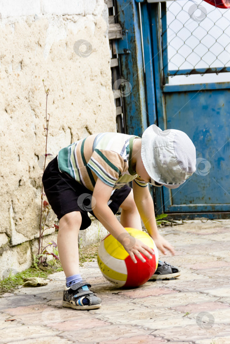 Скачать Веселый маленький мальчик играет в бейсбол со своим отцом фотосток Ozero