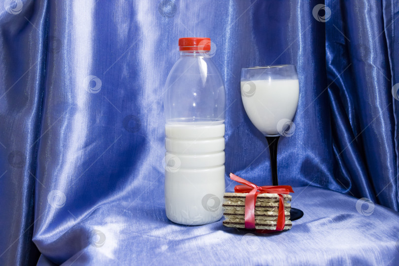 Скачать бутылка молока на голубом фоне и бисквит фотосток Ozero