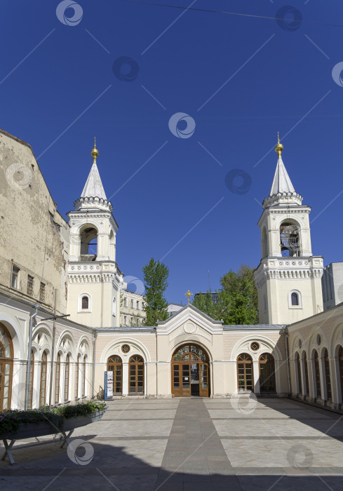 Скачать Внутренний двор кафедрального собора в православном монастыре с видом на колокольню. Москва. фотосток Ozero