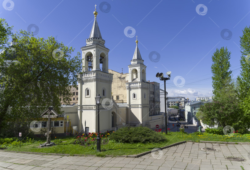 Скачать Колокольни церкви в православном монастыре. Москва. фотосток Ozero