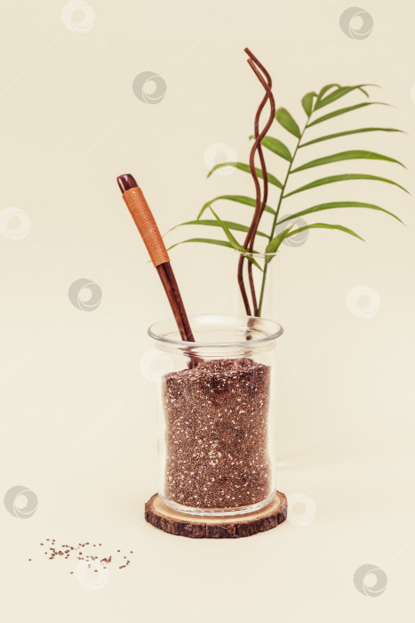 Скачать Органические семена чиа, суперфуд в стеклянной банке с деревянной ложкой фотосток Ozero