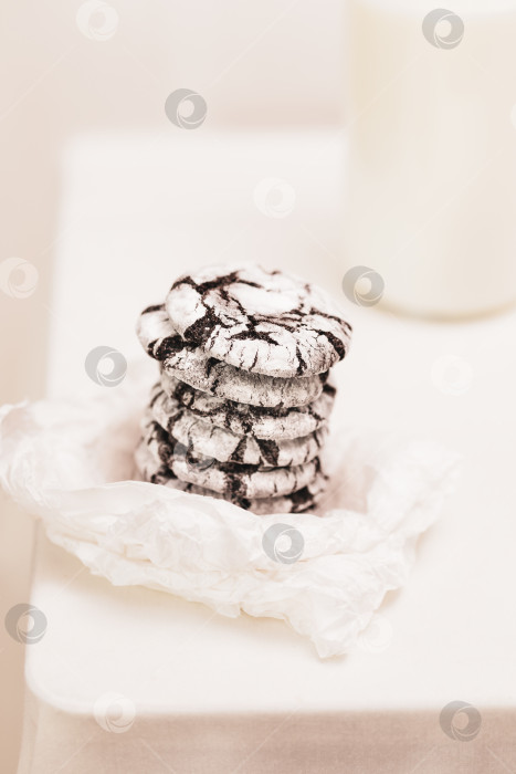 Скачать Шоколадное печенье на белом столе с бутылкой молока фотосток Ozero