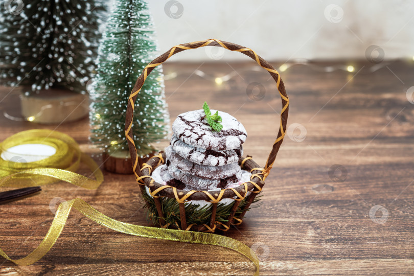 Скачать Домашнее шоколадное печенье с праздничным рождественским декором фотосток Ozero
