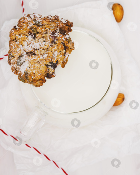 Скачать Домашнее рождественское печенье с чашкой миндального молока фотосток Ozero
