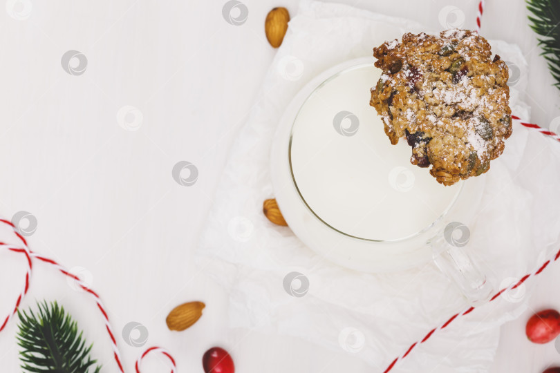 Скачать Традиционное рождественское печенье с чашечкой миндального молока, праздничное оформление на белом фоне фотосток Ozero