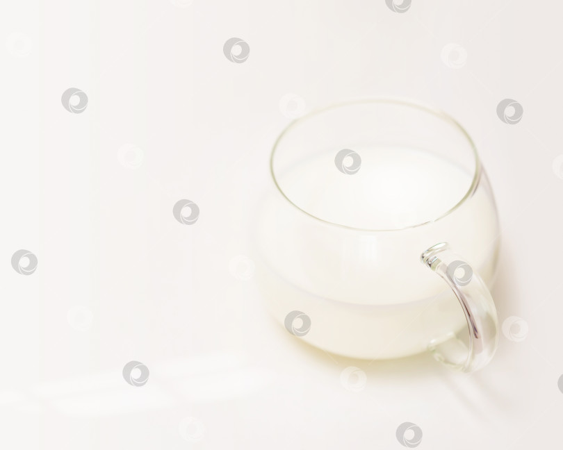 Скачать Стеклянный стакан с фермерским молоком на белом фоне фотосток Ozero