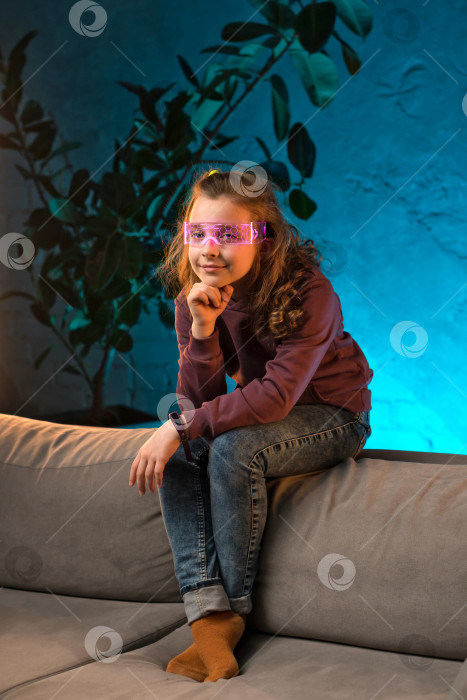 Скачать Девушка-подросток в комнате с неоновым освещением фотосток Ozero