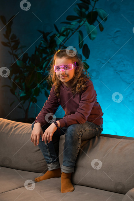 Скачать Девушка-подросток в комнате с неоновым освещением фотосток Ozero