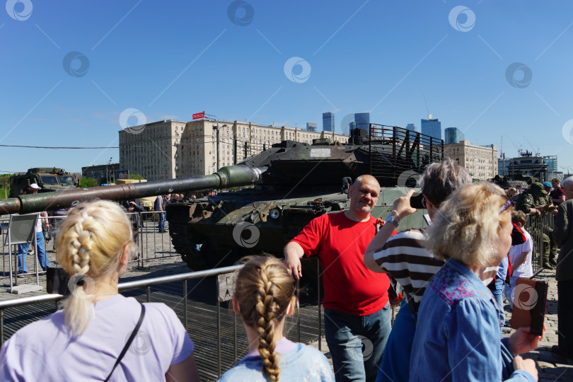 Скачать Выставка трофейного вооружения и техники, захваченных российскими военнослужащими в ходе специальной военной операции (СВО), на Поклонной горе (Парк Победы), город Москва, Россия.
22.05.2024 фотосток Ozero