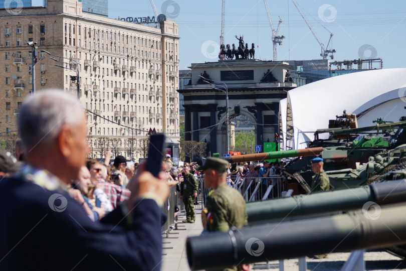 Скачать Выставка трофейного вооружения и техники, захваченных российскими военнослужащими в ходе специальной военной операции (СВО), на Поклонной горе (Парк Победы), город Москва, Россия.
22.05.2024 фотосток Ozero