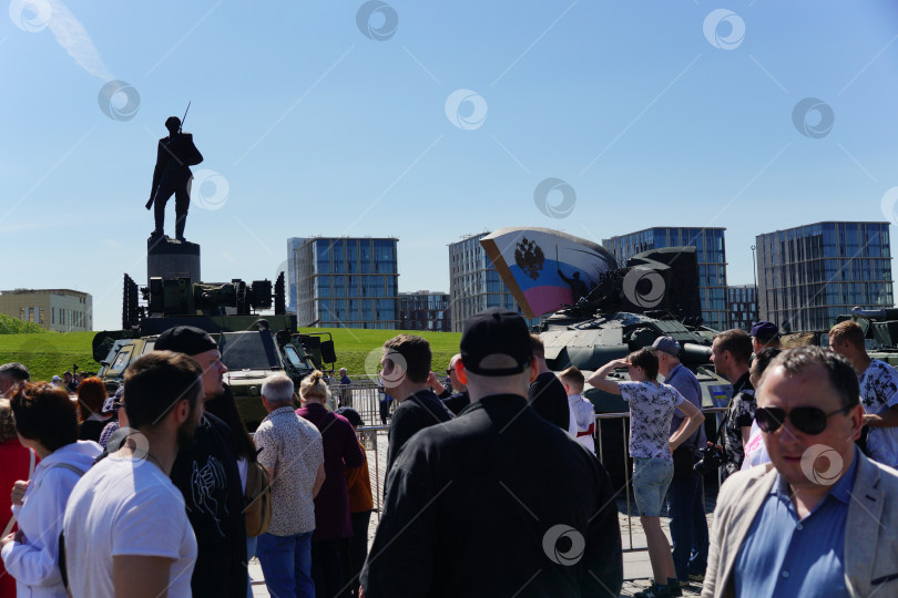 Скачать Выставка трофейного вооружения и техники, захваченных российскими военнослужащими в ходе специальной военной операции (СВО), на Поклонной горе (Парк Победы), город Москва, Россия.
22.05.2024 фотосток Ozero