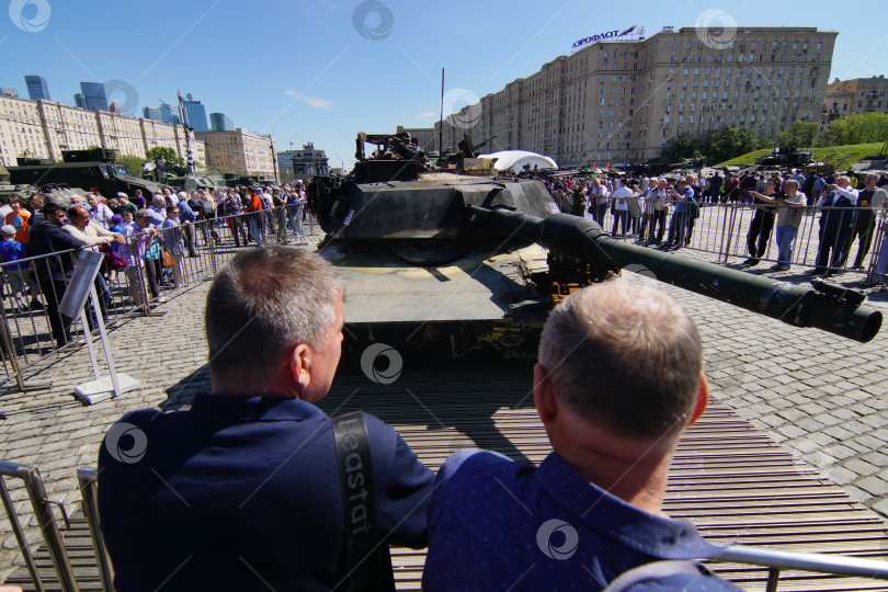 Скачать Выставка трофейного вооружения и техники, захваченных российскими военнослужащими в ходе специальной военной операции (СВО), на Поклонной горе (Парк Победы), город Москва, Россия.
22.05.2024 фотосток Ozero