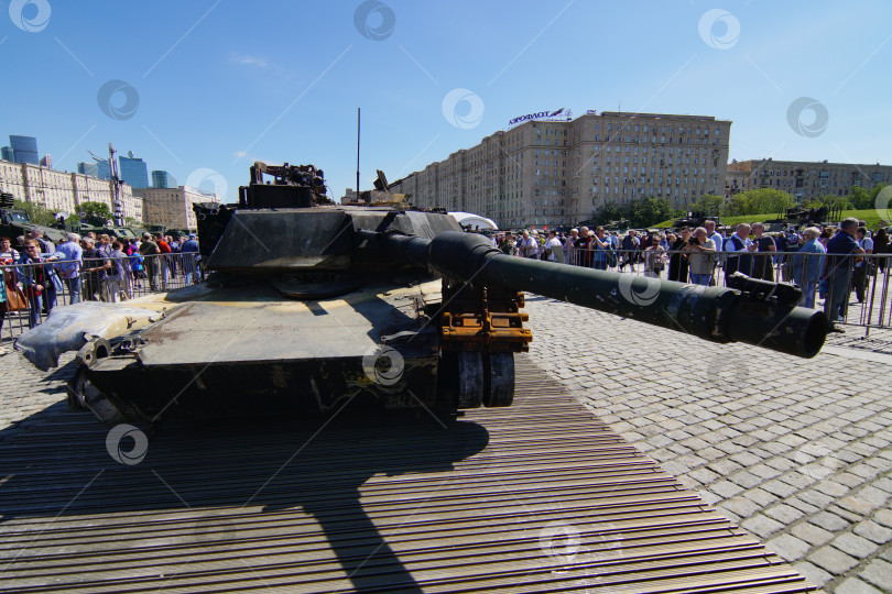 Скачать Выставка трофейного вооружения и техники, захваченных российскими военнослужащими в ходе специальной военной операции (СВО), на Поклонной горе (Парк Победы), город Москва, Россия.
22.05.2024 фотосток Ozero