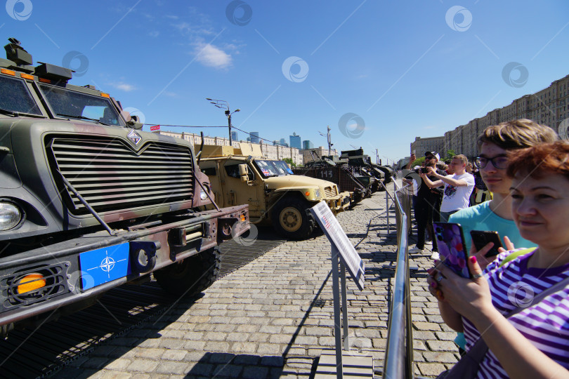 Скачать Выставка трофейного вооружения и техники, захваченных российскими военнослужащими в ходе специальной военной операции (СВО), на Поклонной горе (Парк Победы), город Москва, Россия.
22.05.2024 фотосток Ozero